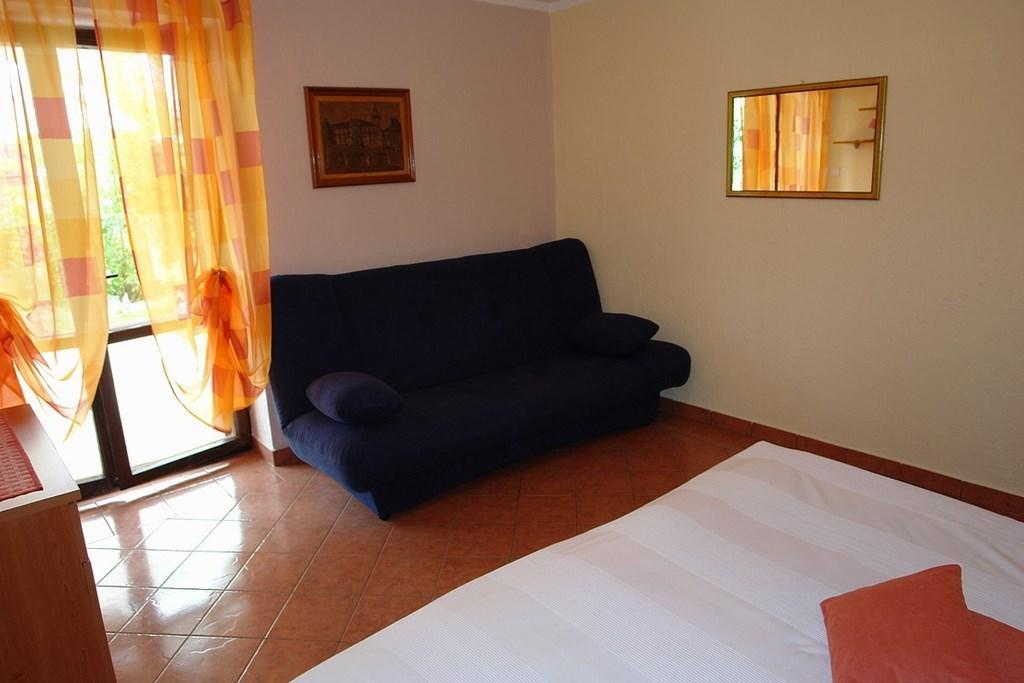 2 Bedroom Amazing Apartment In Crikvenica Rum bild