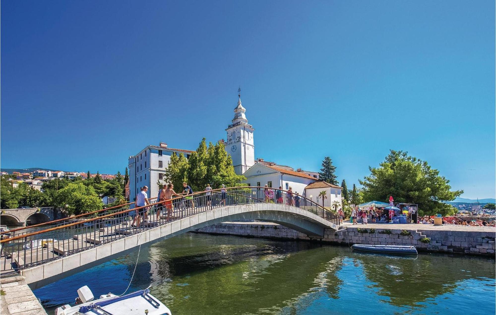 2 Bedroom Amazing Apartment In Crikvenica Exteriör bild