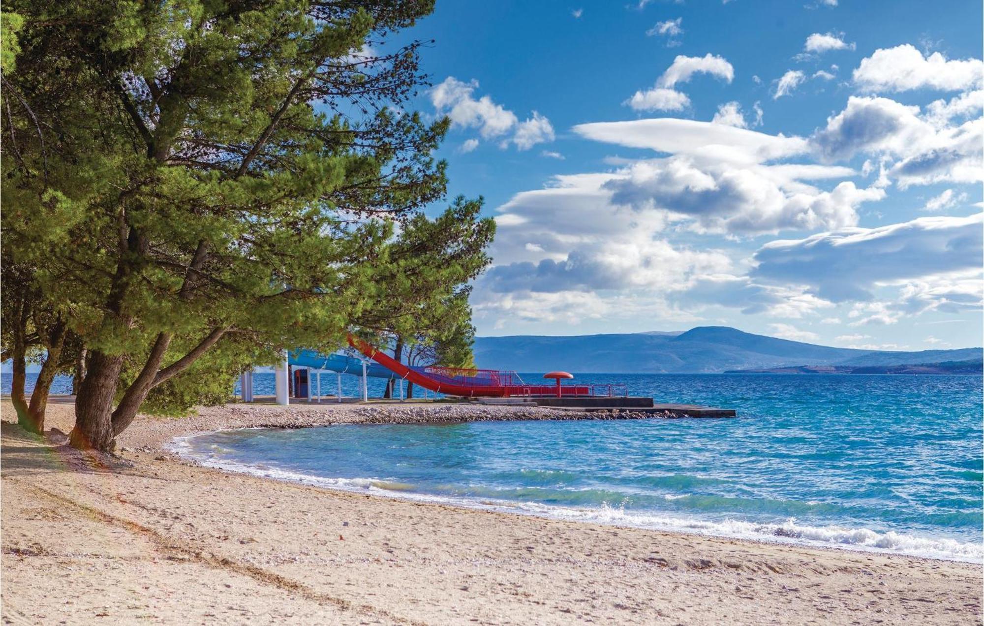 2 Bedroom Amazing Apartment In Crikvenica Exteriör bild