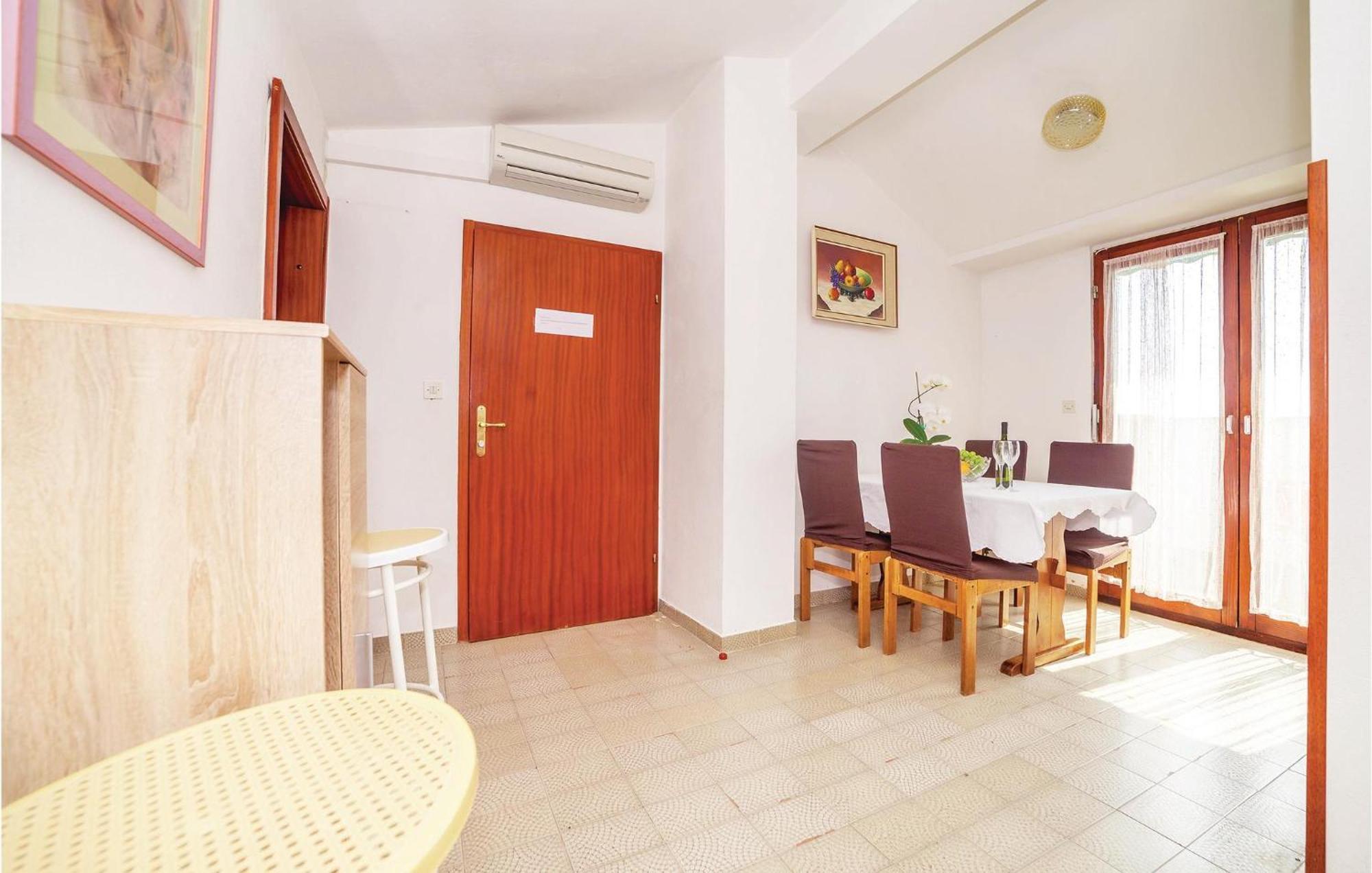 2 Bedroom Amazing Apartment In Crikvenica Exteriör bild