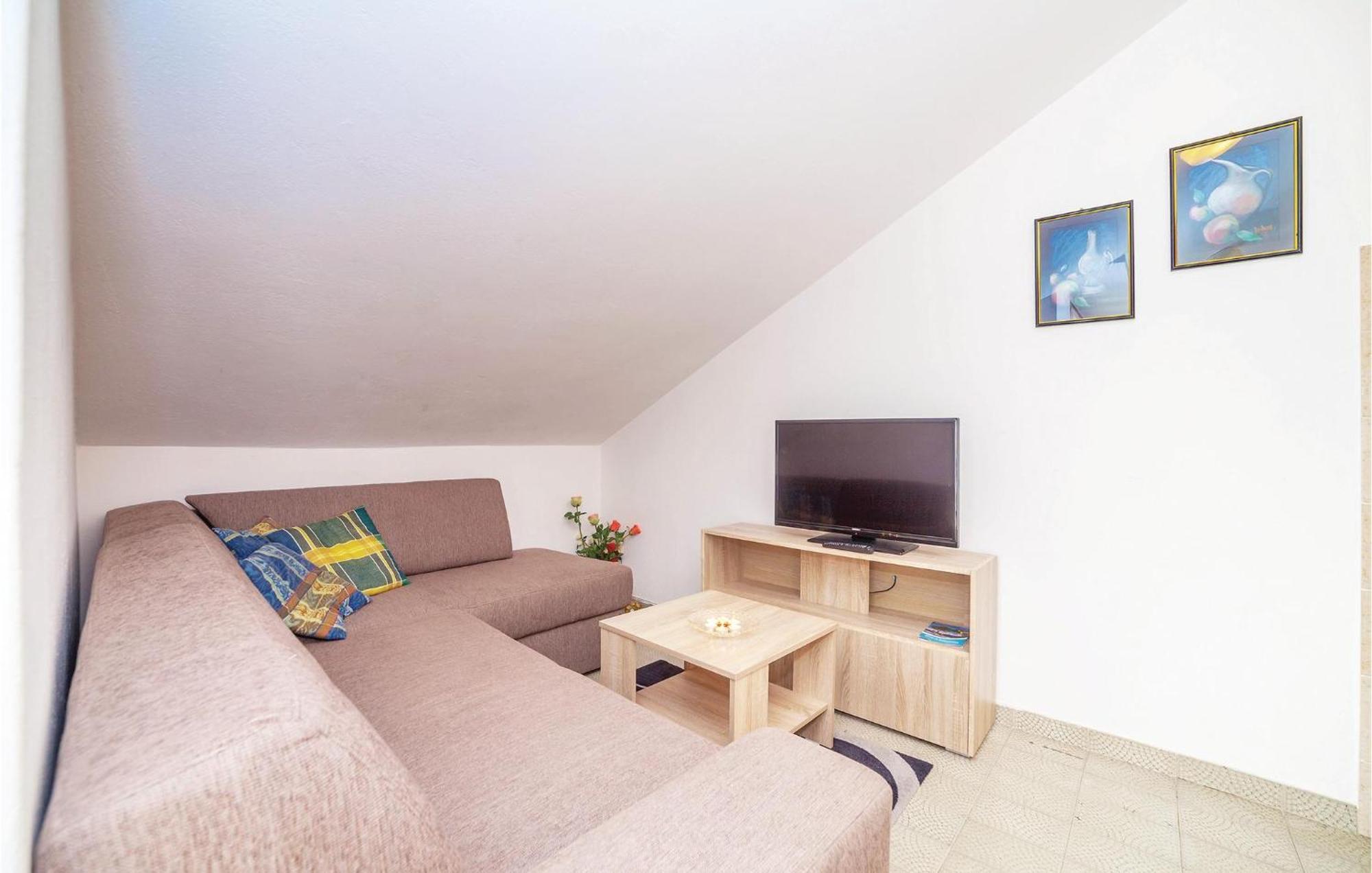 2 Bedroom Amazing Apartment In Crikvenica Exteriör bild