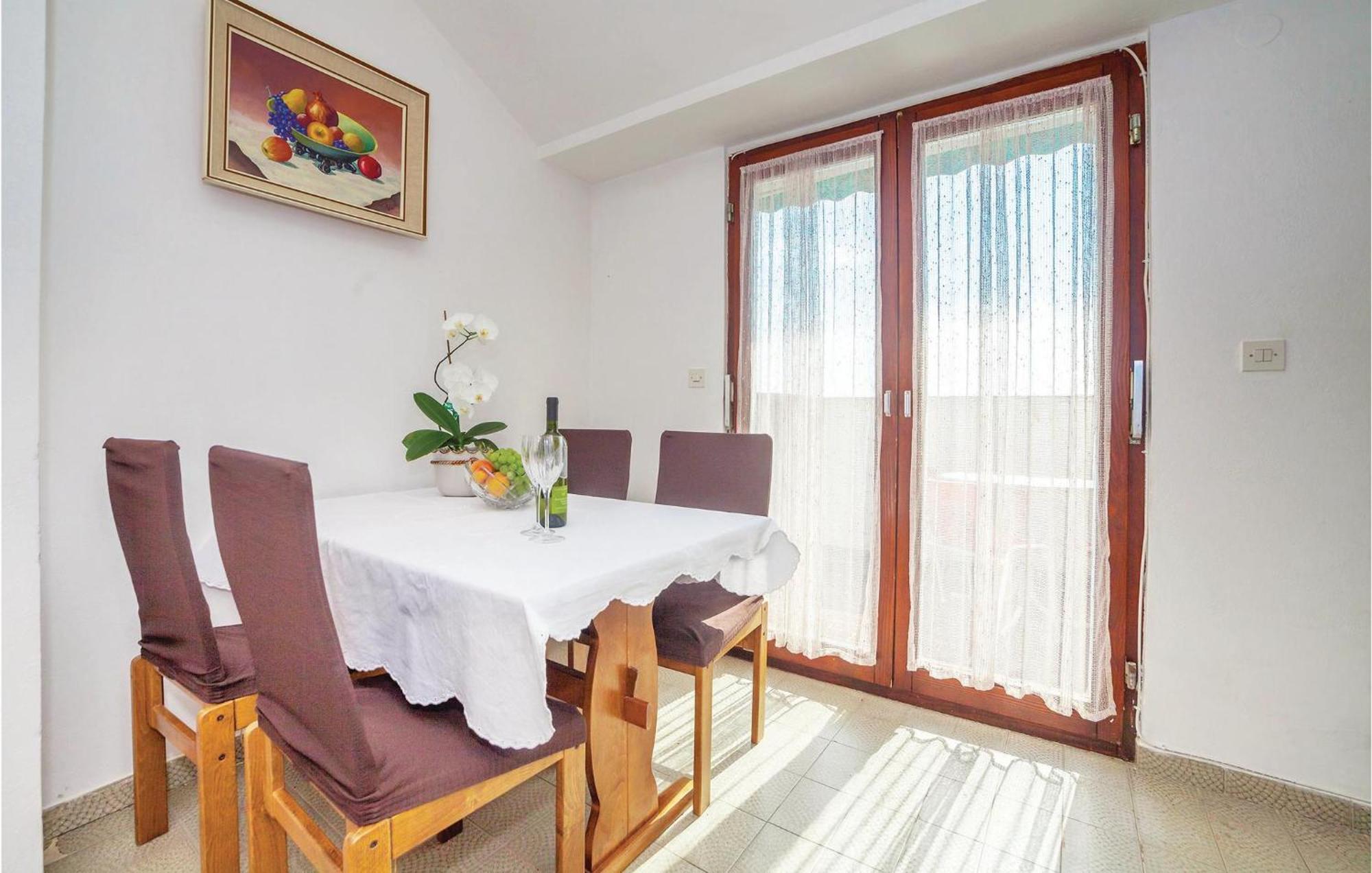 2 Bedroom Amazing Apartment In Crikvenica Exteriör bild