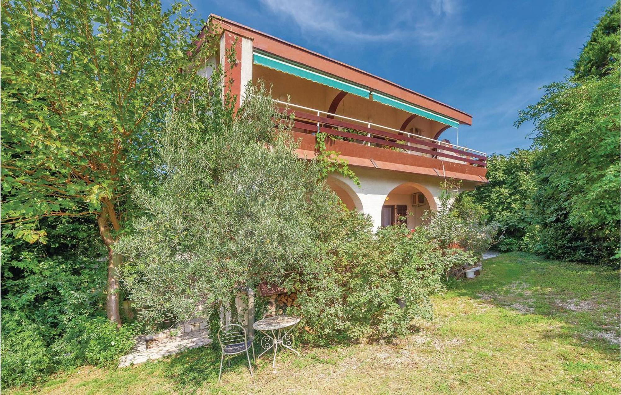 2 Bedroom Amazing Apartment In Crikvenica Exteriör bild