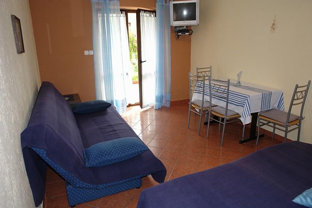 2 Bedroom Amazing Apartment In Crikvenica Rum bild