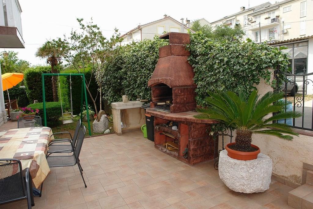 2 Bedroom Amazing Apartment In Crikvenica Rum bild