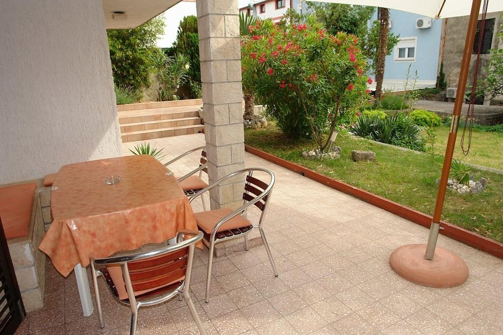 2 Bedroom Amazing Apartment In Crikvenica Rum bild